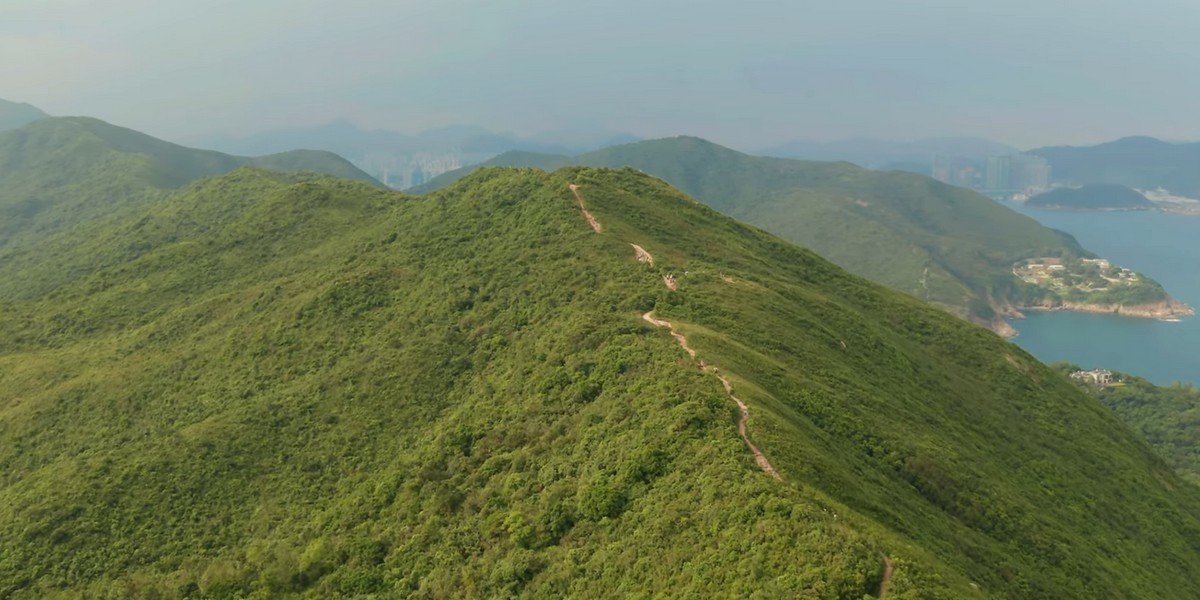 Hiking tour to the Dragon's Back mountain ridge trail with professional guide