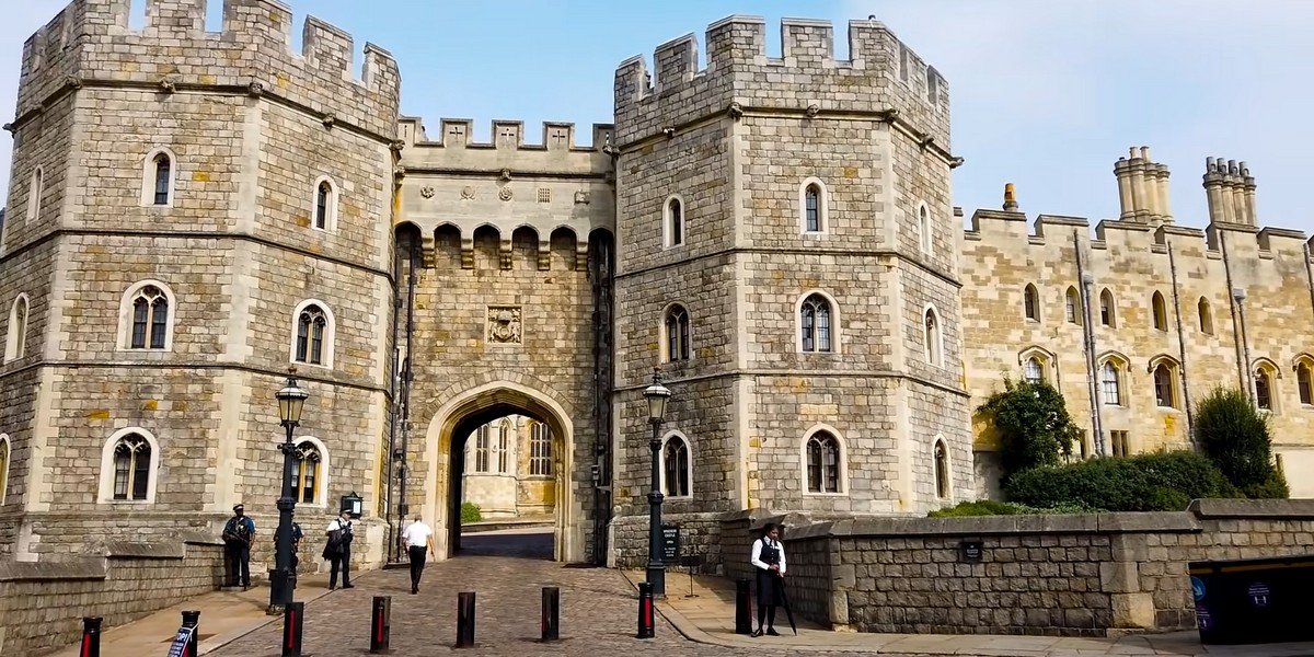 Day Tour to Stonehenge, Windsor Castle and Bath with Lunch in Pub, photo 2