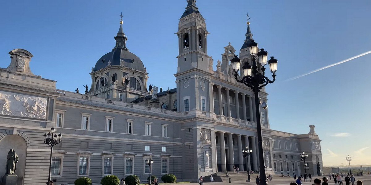 Madrid Royal Palace Guided Tour and Tapas Tasting Madrid Royal Palace Guided Tour and Tapas Tasting