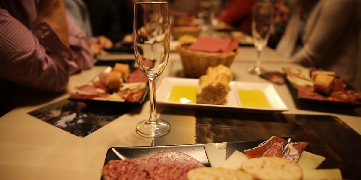 Tapas and Wine Tasting Foodie Tour in Madrid Tapas and Wine Tasting Foodie Tour in Madrid